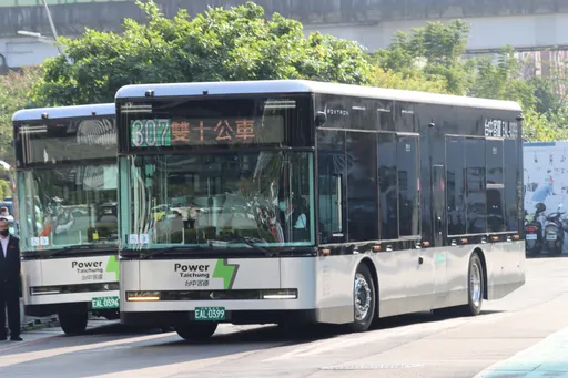 台中首批Model T電動公車今亮相 串連台中車站與梧棲漁港