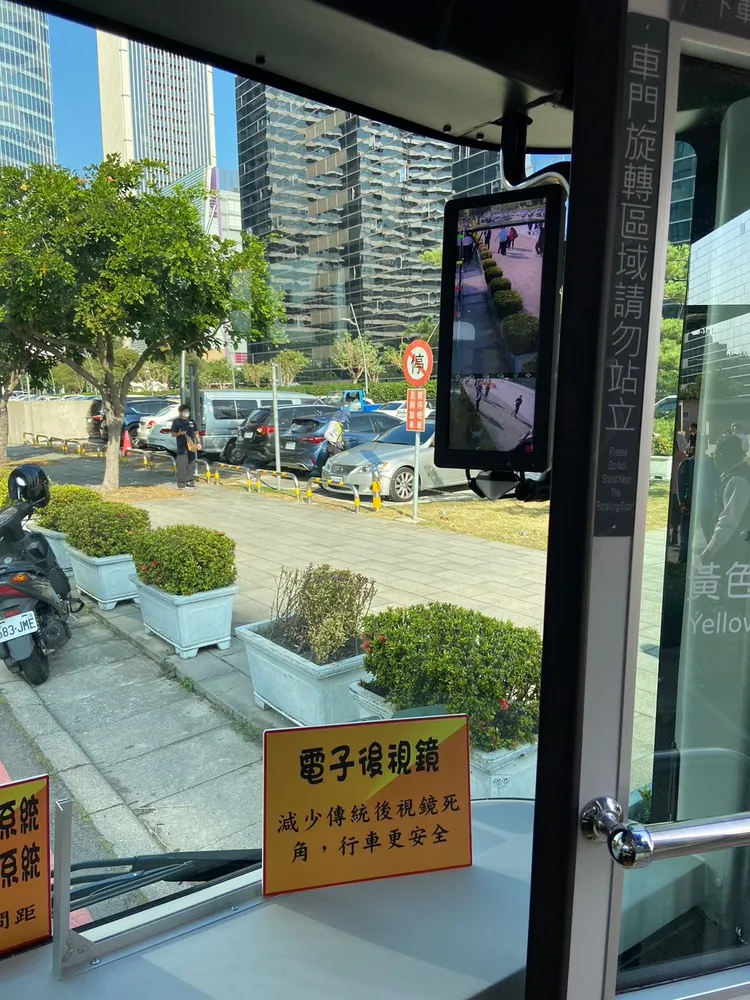 Model T電動公車搭載車內電子後視鏡，可降低行車視線死角。市府提供