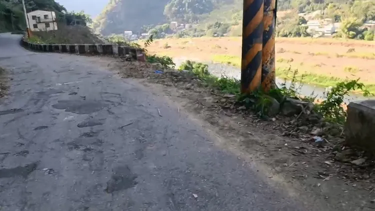 事故發生地點剛好有一處缺口。民眾提供