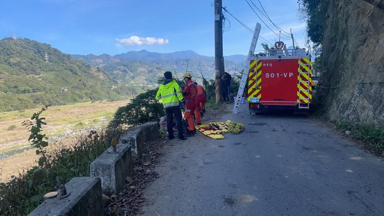 該路段狹窄，消防人員架梯深入溪谷搶救。民眾提供