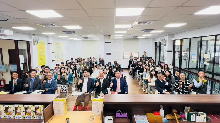 法律系師生到拍賣現場觀摩、參訪。臺南分署提供