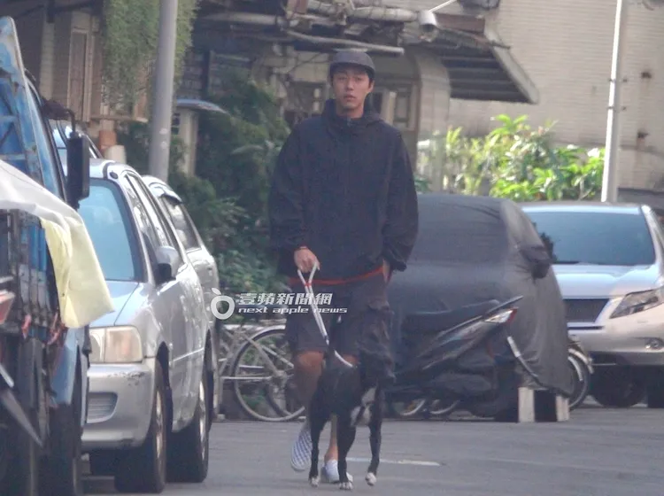 隨後，蔡凡熙遛著愛犬消失在附近巷弄。特勤中心攝