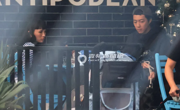 魏如萱（左）與蔡凡熙坐在咖啡廳戶外桌。特勤中心攝