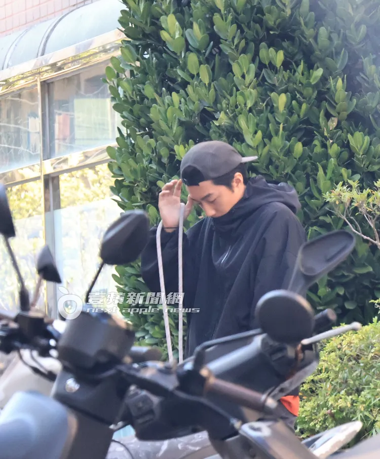 蔡凡熙拉上外套領子，不知是太冷還是不想被人認出。特勤中心攝