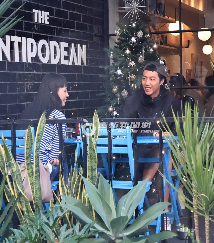 蔡凡熙（右）臉上充滿笑容與魏如萱談心。特勤中心攝