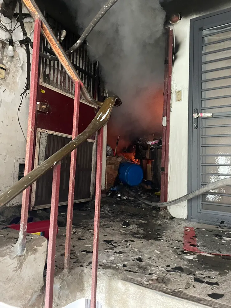 4樓住家陷入火海。讀者提供