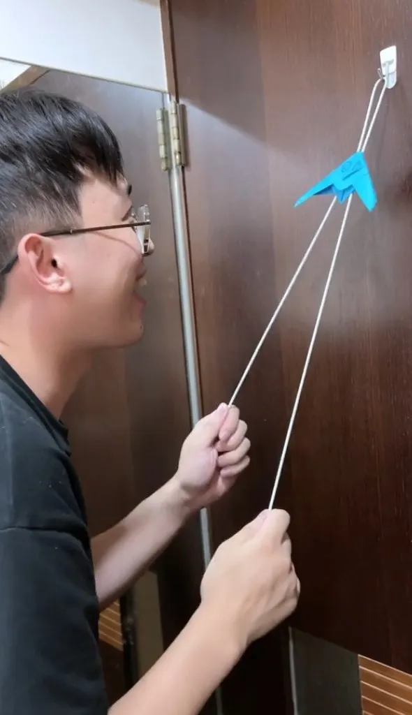 男生手殘DIY傑作，竟把充電線當成繩子玩。抖音@musingxer 提供