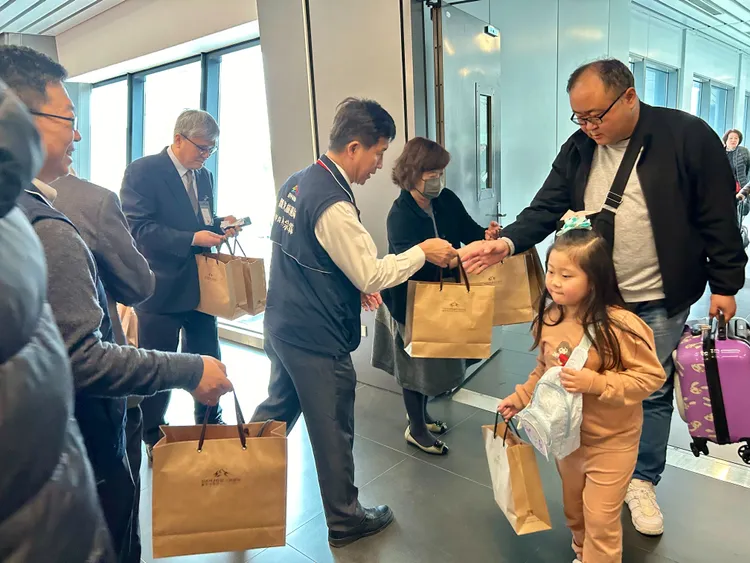 韓亞航空包機首航儀式，觀旅局致贈太陽餅及中台灣八縣市大禮包。市府提供