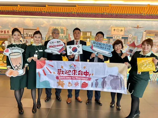 韓亞航空仁川台中首航 177人飛抵清泉崗!中市府迎賓送伴手禮