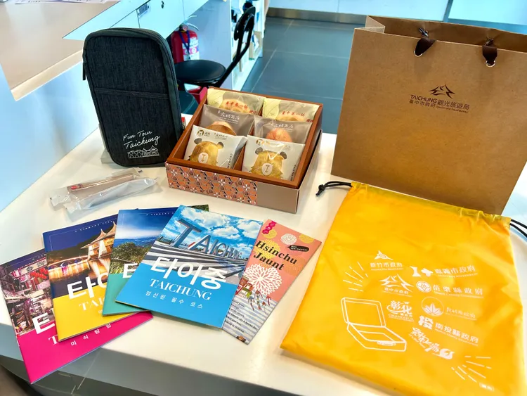 韓亞航空首航迎賓禮物。市府提供