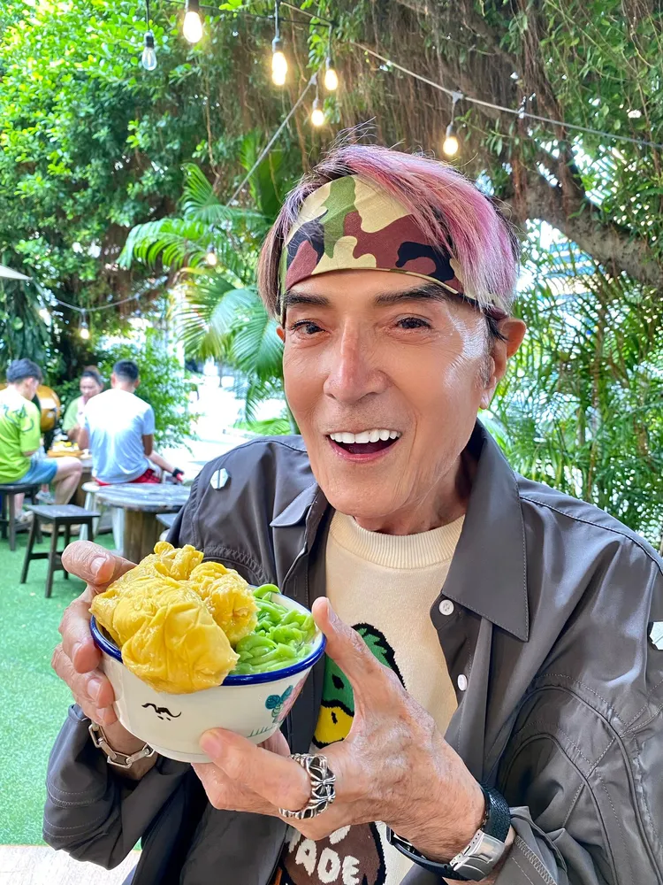 林沖大啖美食。經紀人提供