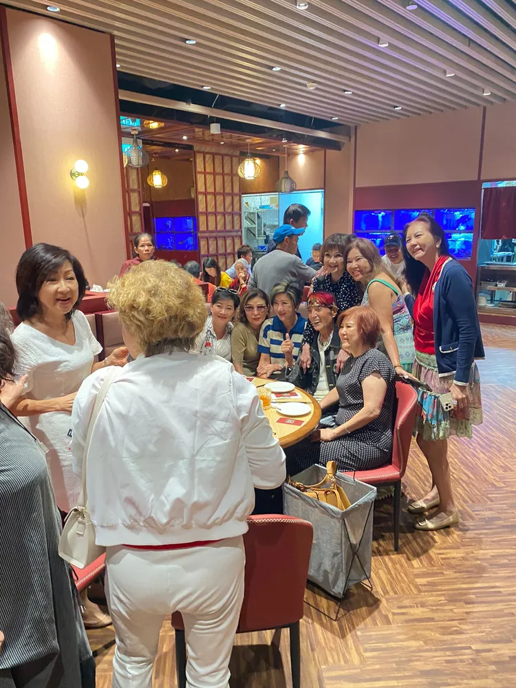 林沖在空檔時，成為人形立牌。經紀人提供