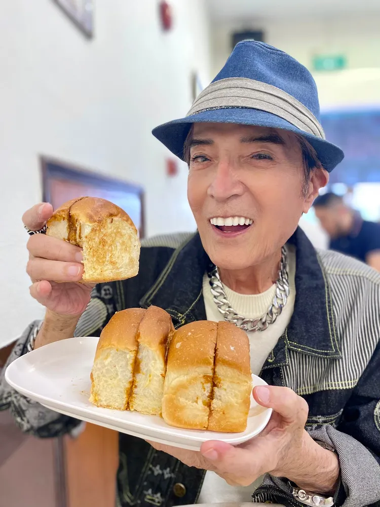 林沖在新加坡成了「吃貨歌王」。經紀人提供　