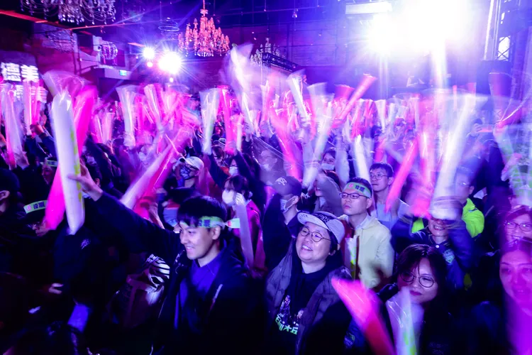 現場群眾熱烈歡呼。林林攝