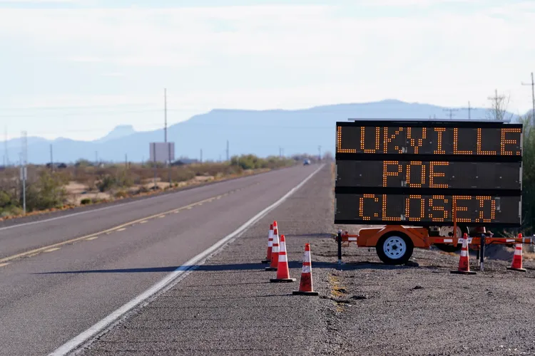 盧克維爾過境口岸的關閉通知。美聯社