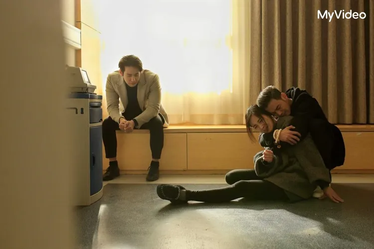 《左耳》楊爍（右）飾演的趙海生和朱顏曼滋（右二）飾演的夏吉吉談虐戀。MyVideo提供