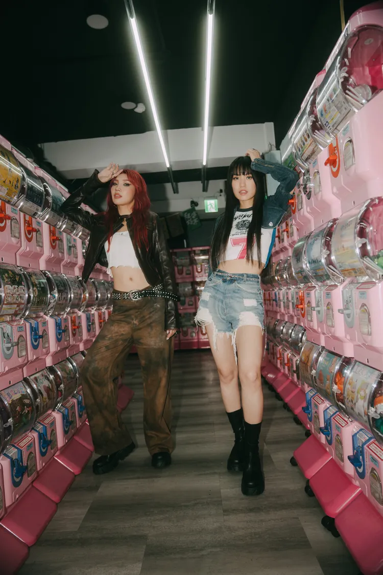 在《Adddicted》MV中，孫盛希和Karencici展現閨蜜情誼。滾石國際音樂提供