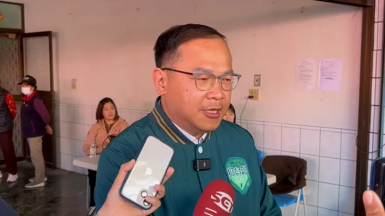 王義川24日反譏韓國瑜才是耍寶天王。鍾佳濱總部提供