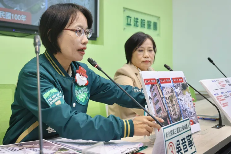 吳音寧拿出照片證明謝衣鳯家豪宅越蓋越大。林林攝