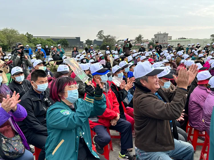 現場有人舉起「搶救王義川」標語。潘袁詩羽攝