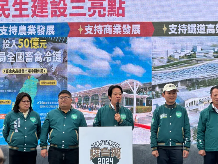 賴清德向在場鄉親說明建設計畫。潘袁詩羽攝