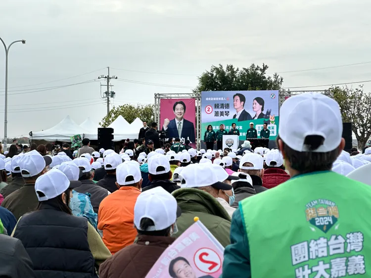 現場估計有破千名鄉親。潘袁詩羽攝