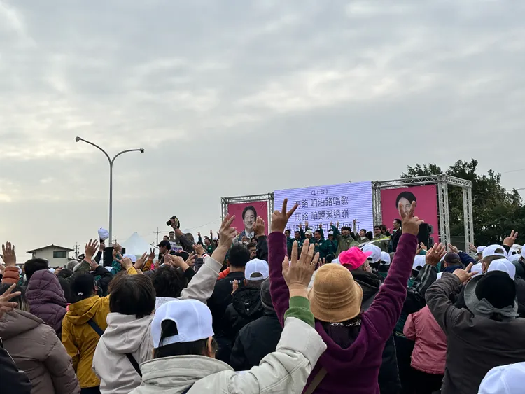 支持者一齊唱競選曲。潘袁詩羽攝