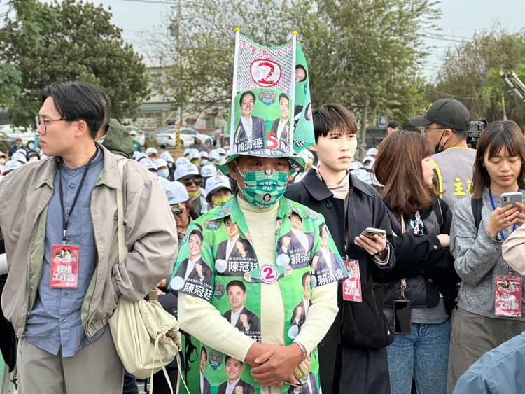 有鄉親穿著自行製作的「競選旗衣」到場。潘袁詩羽攝