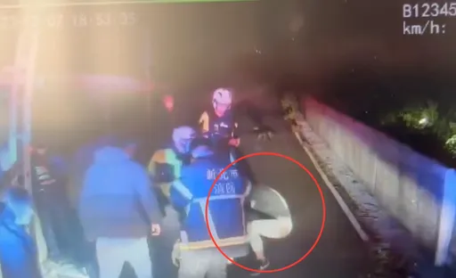 iPhone 15新機滑出口袋掉水溝　他翻溝蓋跳下3米溝糗受困