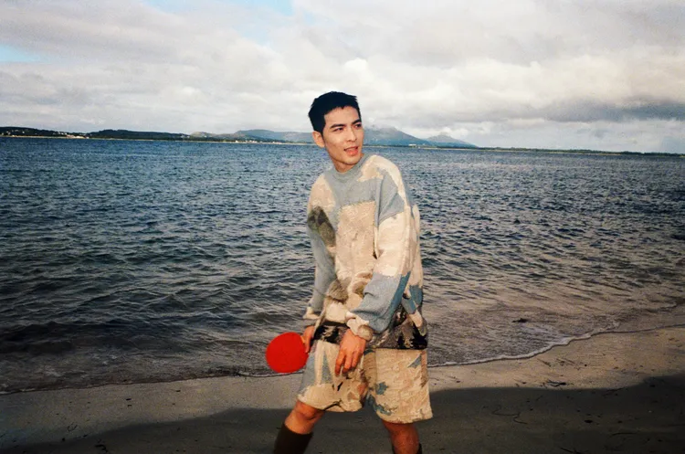 蕭敬騰推出第2波主打《無目的地(˙ㄉㄜ)找目的地(ㄉㄧˋ)》。華納音樂提供