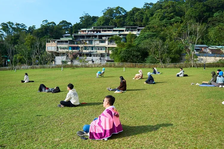 政大學生舉辦第一屆「政大國際發呆大賽」，有超過70人響應，在大草原上集體發呆。政大提供