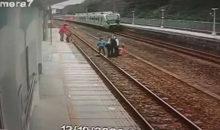 當時有一列南下區間車發現軌道區有人，及時煞停。民眾提供