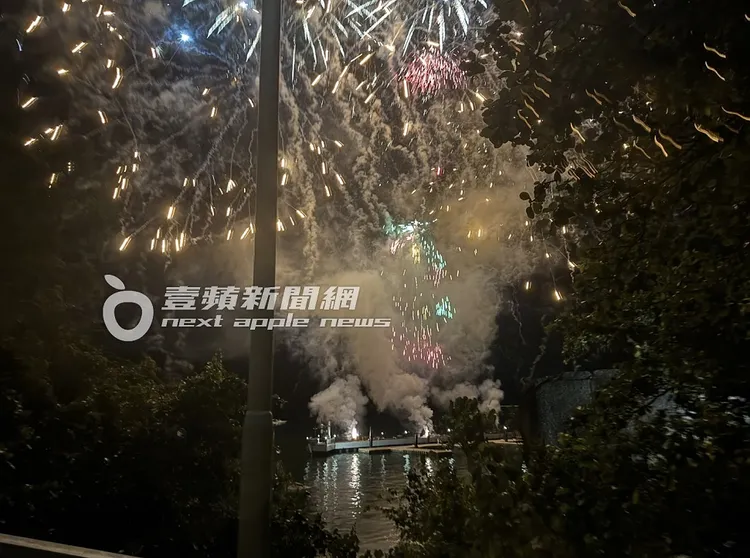 婚宴放煙火慶祝。吳玉愛攝