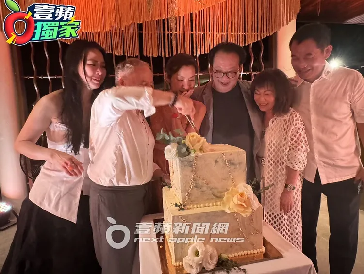 楊紫瓊與尚陶德的結婚蛋糕，邀夏姿董事長王元宏、設計總監王陳彩霞、幸福島的主人楊肅斌一起來切。吳玉愛攝