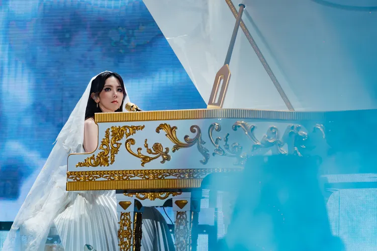 鄧紫棋穿婚紗自彈自唱。翻攝鄧紫棋工作室微博