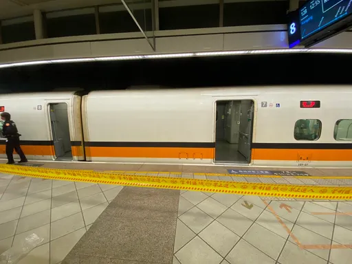 高鐵車廂驚現可疑紙盒!防爆小組出動 結果拆開「很有味道」惹毛警