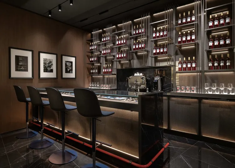 當中擁有義式吧檯。品牌提供