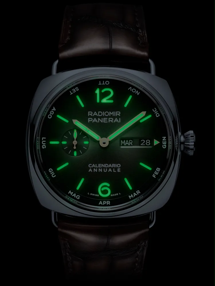 Radiomir Annual Calendar鉑金年曆腕錶擁有夜光阿拉伯數字與時標。品牌提供