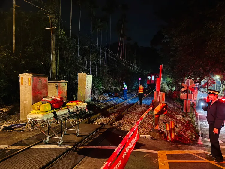 台鐵集集線隘埔巷平交道傳出交通事故。讀者提供