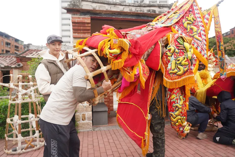 曹佑寧、范逸臣為台灣特有文化努力。民視提供