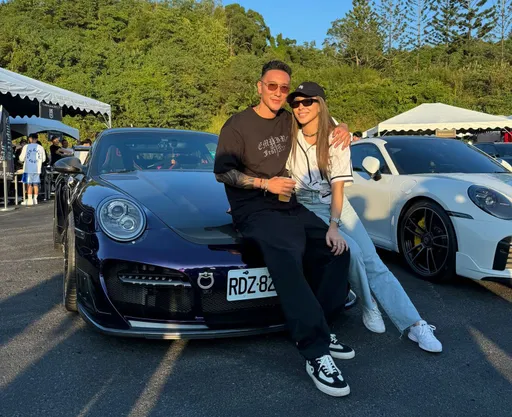 粉碎婚变传闻!王阳明公开甜搂蔡诗芸放闪 现场豪送钻石戒指掀高潮