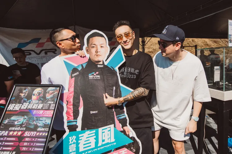 王陽明搞笑同框春風人形看板。Empire Motor Club提供