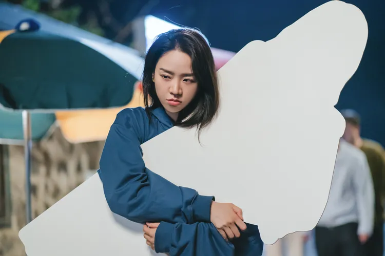 申惠善戲裡不計形象，酒後發酒瘋帶走商店看板。Netflix提供