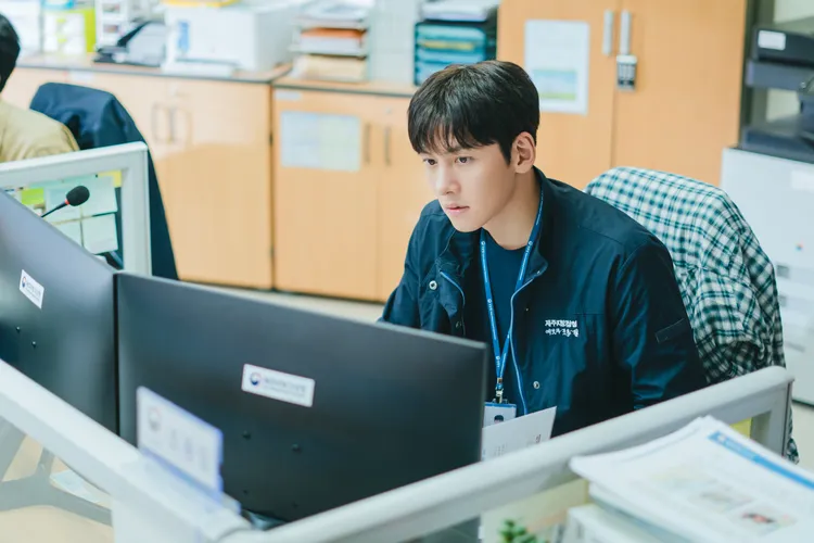 池昌旭飾演氣象預報員，守護著分手8年的初戀。Netflix提供