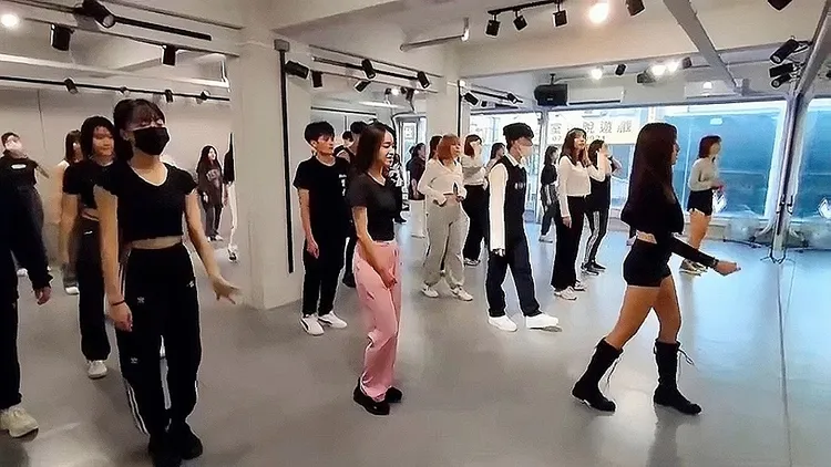 「Sounds Code」專業師資，會錄影修正學員動作，還可湊票團報。「Sounds Code舞蹈工作室」提供