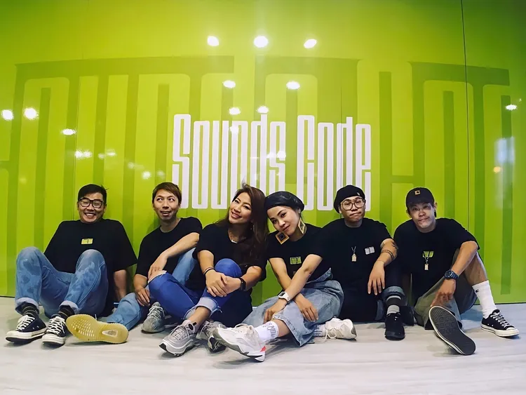 「Sounds Code」由一群高雄熱舞青年合資創立。「Sounds Code舞蹈工作室」提供