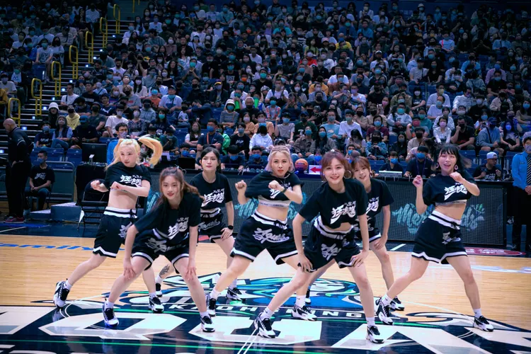 「Sounds Code」負責人孫小惠(圖中)及其團隊舞者除教舞外，亦曾為「高雄全家海神職籃隊」啦啦隊隊長。「Sounds Code舞蹈工作室」提供