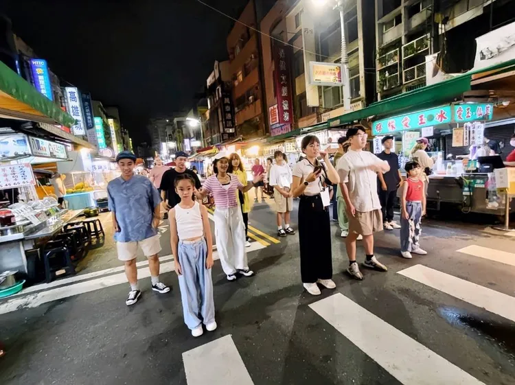 高市府日前邀請日本歌手Imase於高雄六合夜市拍攝城市推廣短片，「Sounds Code」攜學員入鏡，演出網路名曲「NIGHT DANCER」。「Sounds Code舞蹈工作室」提供