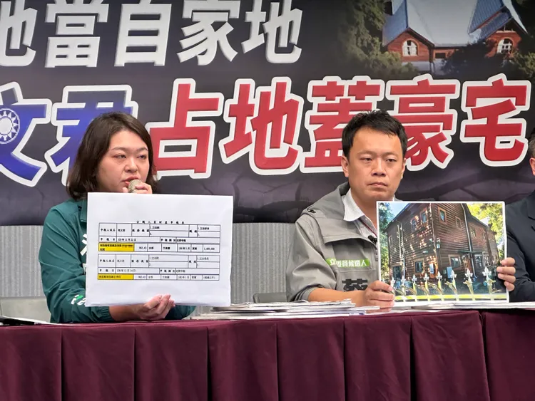 沈夙崢（左）質疑馬文君涉及財產申報不實。潘袁詩羽攝