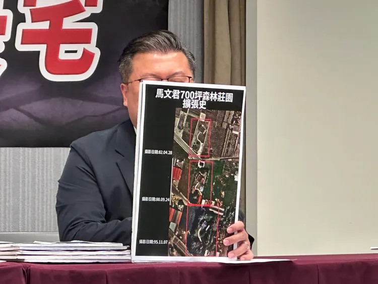 張志豪拿出空拍比對圖。潘袁詩羽攝